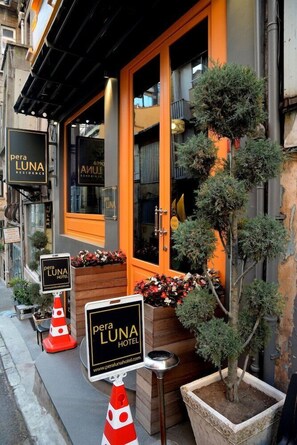 Exterior detail - Pera Luna Hotel (Istanbul)