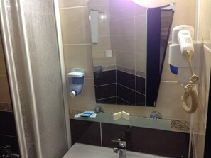 Dusche, Hausschuhe, Handtücher