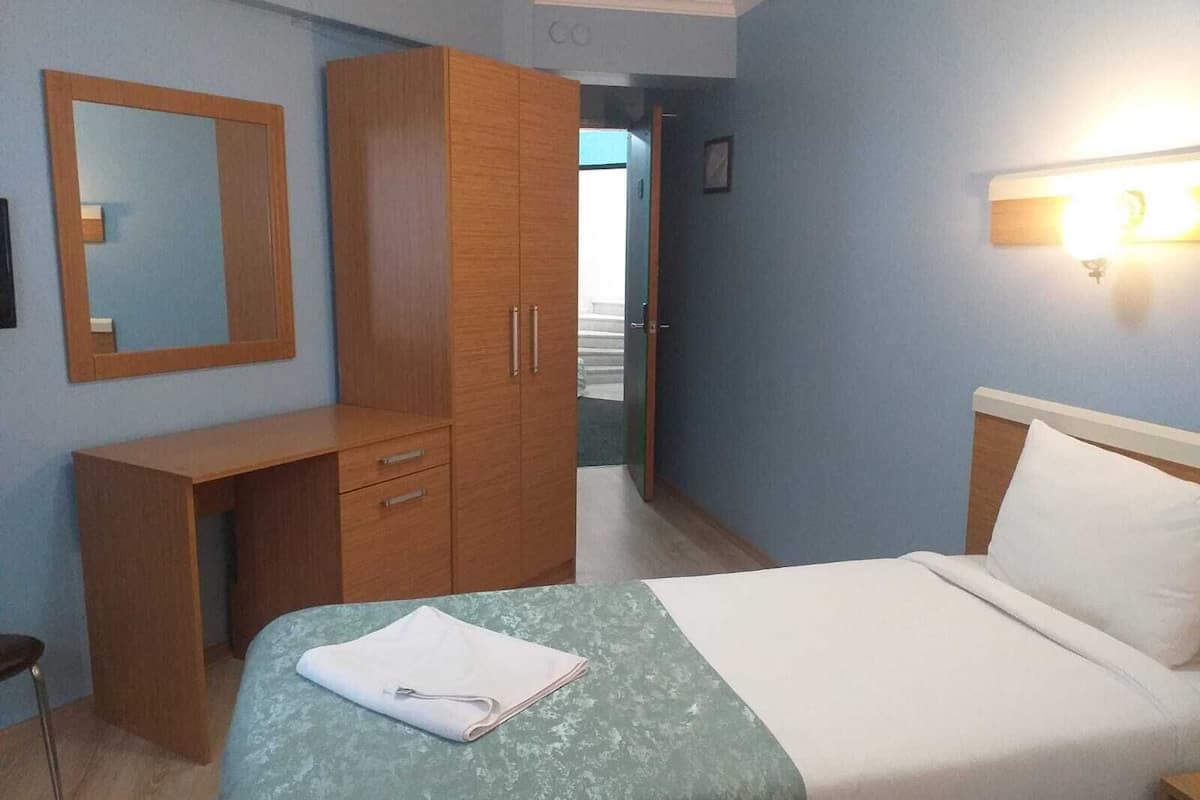 Minibar, kedap suara, Wi-Fi gratis, dan seprai linen