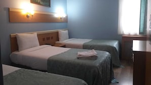 A hotel room with two beds, a painting on the wall, and an air conditioning unit. - Hotel Oz Villa (Istanbul)
