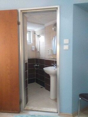 Douche, chaussons, serviettes fournies
