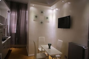 Dining - Deluxe Rooms (Rome)