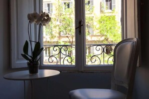 Interior - Deluxe Rooms (Rome)