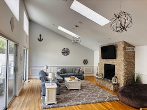 Smart TV, fireplace