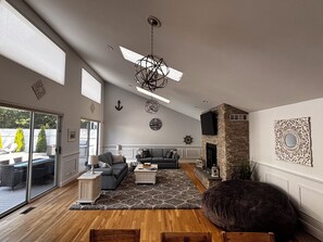 Smart TV y chimenea 