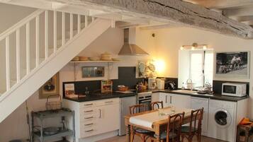 Een koelkast, een microgolfoven, een oven, een vaatwasser