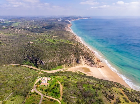 Beach nearby. Holiday Home ‘Casa das Furnas - Eco Home’ with Sea View, Garden & Terraces