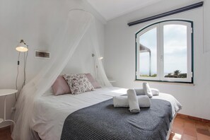 4 bedrooms, free WiFi, bed sheets - Holiday Home ‘Casa das Furnas - Eco Home’ with Sea View, Garden & Terraces (Vila do Bispo)