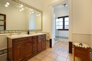 Bathtub, hair dryer, towels