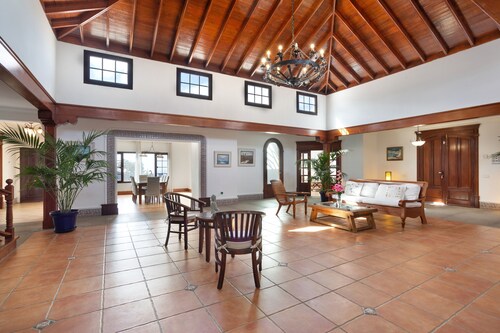 Ferienhaus 'Finca Bellavista' mit Meerblick, Pool, Garten & Terrassen