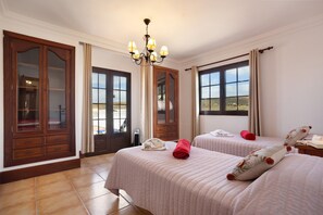 4 bedrooms, iron/ironing board, free WiFi, bed sheets