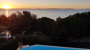 A swimming pool with a view of the sea at sunset. - Near beach villa 10p with pool le lavandou (Le Lavandou)