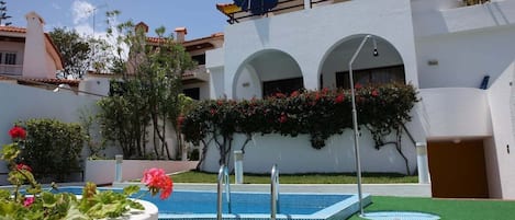 حمام سباحة