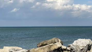 Playa en los alrededores, camastros y toallas de playa