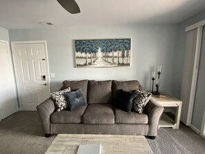 Smart TV, fireplace, books, stereo - Beautifully Decorated Condo with a waterfront view - 5 min from Jet Express! 

 (Port Clinton)