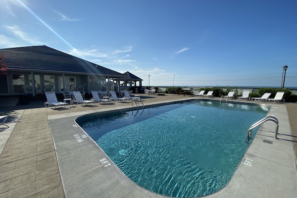 Utomhuspool och uppvärmd pool