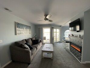 Smart TV, fireplace, books, stereo - Beautifully Decorated Condo with a waterfront view - 5 min from Jet Express! 

 (Port Clinton)