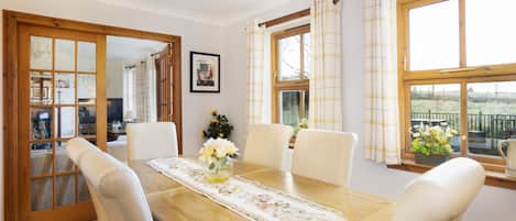 Cottage Familial, salle de bains attenante, vue ville | Restaurant