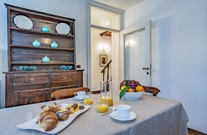 Apartment, 4 Schlafzimmer, Terrasse, Meerblick | 4 Schlafzimmer, Bügeleisen/Bügelbrett, Bettwäsche