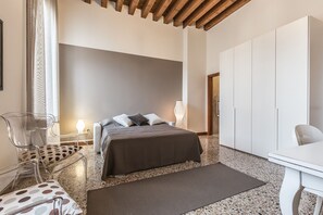 Apartment, 4 Schlafzimmer, 2 Bäder | 4 Schlafzimmer, Bettwäsche