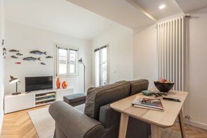 Apartamento, 2 habitaciones, terraza | Zona de estar | Una televisión de pantalla plana