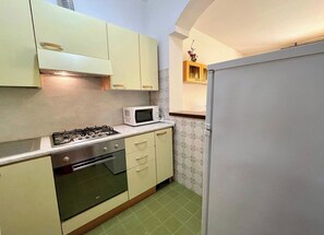 Refrigerador, microondas, placa de cocina, utensilios de cocina