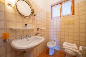 Combined shower/bathtub, bidet, towels, soap