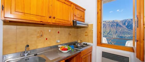 Apartament familiar, diversos dormitoris, al costat de la muntanya (Appartamento Secrel 7) | Cuina privada | Frigorífic, placa de cuina, cafetera i tetera i bullidora elèctrica