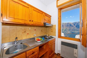 Refrigerador, placa de cocina, cafetera/tetera, tetera/pava eléctrica