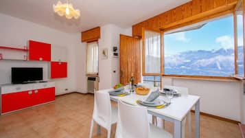 Departamento familiar, 1 habitación, junto a la montaña (Appartamento Secrel 1) | Área de sala de estar | Televisión de pantalla plana