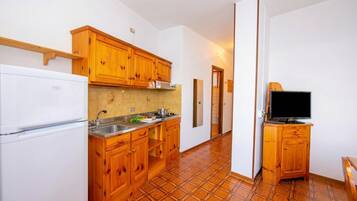 Family Apartment, Multiple Bedrooms, Mountainside (Appartamento Secrel 9) | Dapur peribadi | Peti sejuk, dapur, pembancuh kopi/teh, cerek elektrik