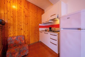 Familienapartment, Mehrere Schlafzimmer, Bergseite (Appartamento Secrel 5) | Eigene Küche | Kühlschrank, Herdplatte, Wasserkocher mit Kaffee-/Teezubehör