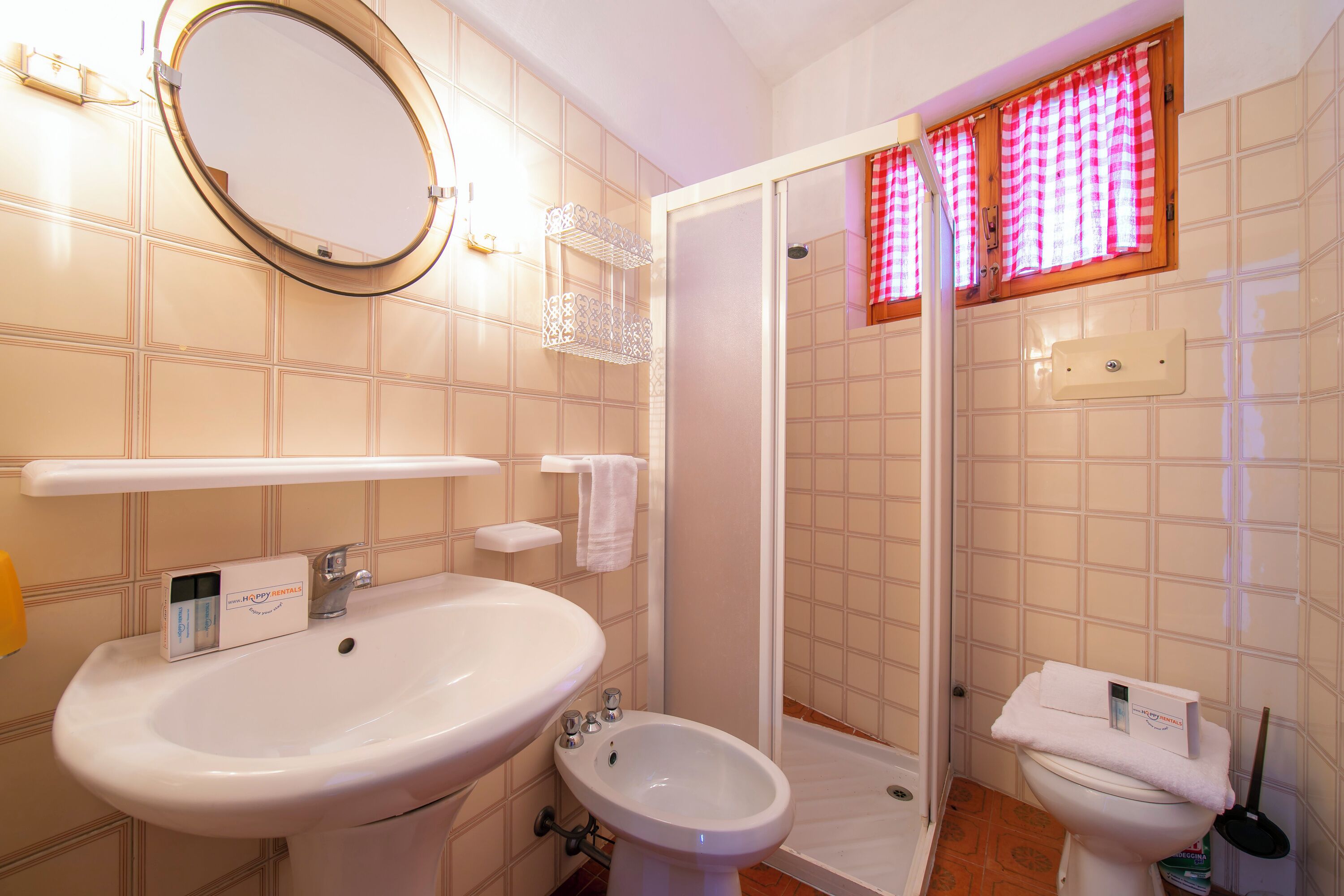 Een badkamer met een wastafel, bidet en toilet.