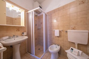 Familienstudio, Bergblick, Bergseite (Appartamento Secrel 3) | Badezimmer | Duschwanne, Bidet, Handtücher, Seife