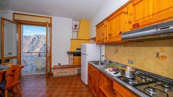 Fridge, stovetop, coffee/tea maker, electric kettle