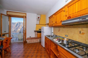 Fridge, stovetop, coffee/tea maker, electric kettle