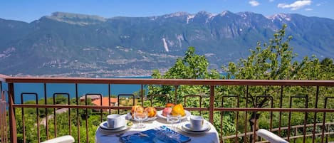 Familienapartment, Mehrere Schlafzimmer, Bergseite (Appartamento Secrel 8) | Speisen im Freien