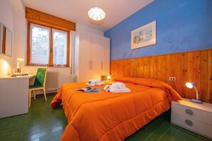 Familienapartment, 1 Schlafzimmer, Bergseite (Appartamento Secrel 1) | 1 Schlafzimmer, kostenloses WLAN, Bettwäsche