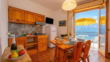 Family Apartment, 2 Bedrooms, Balcony, Mountainside (Appartamento Secrel 11) | Private kitchen | Stovetop