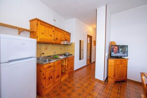 Kühlschrank, Herdplatte, Wasserkocher mit Kaffee-/Teezubehör