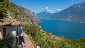 A mountain house with a terrace overlooking a lake and mountains. - Appartamenti Secrel (Tremosine)