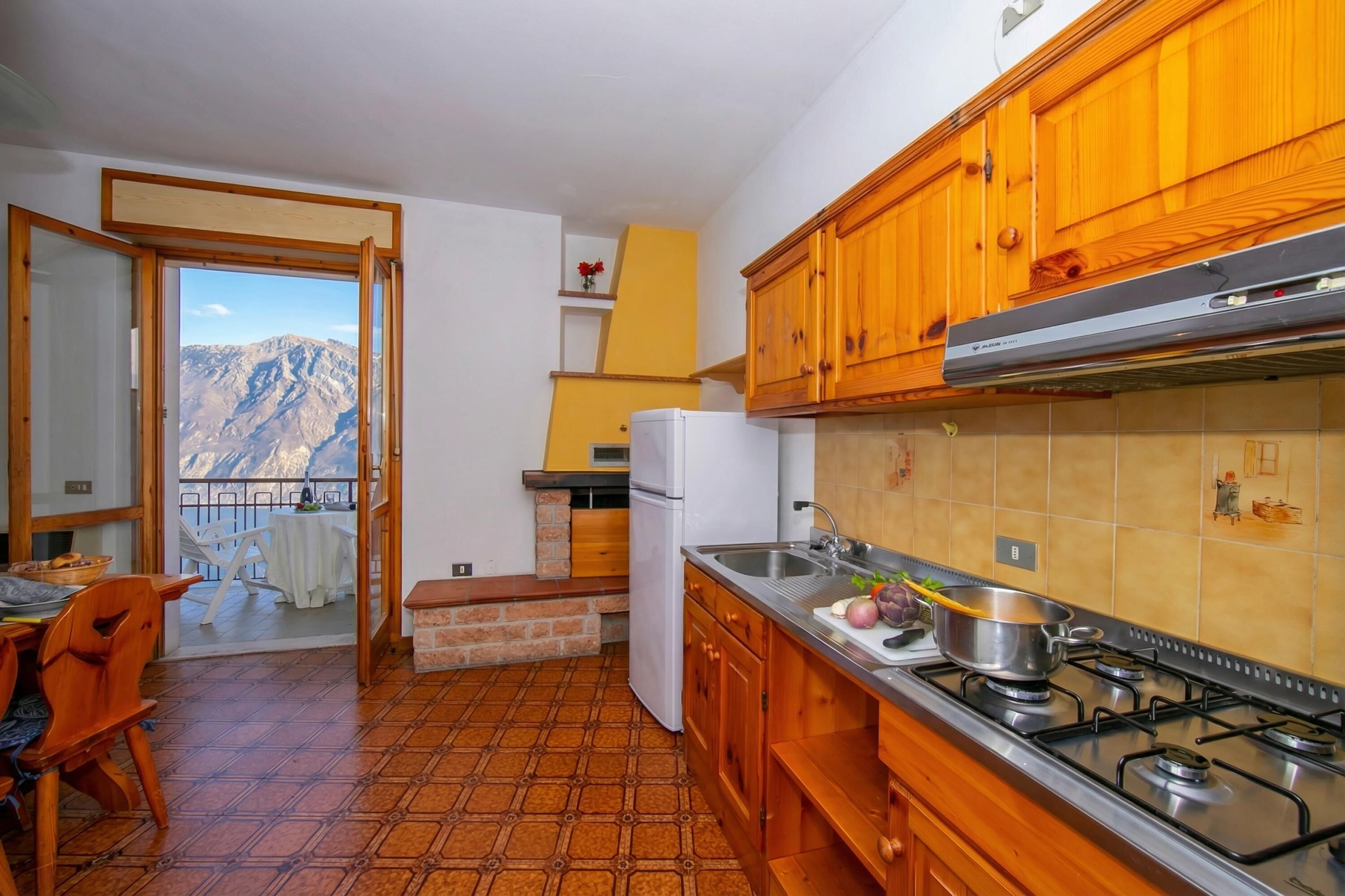 Una cocina con armarios de madera, estufa y refrigerador.