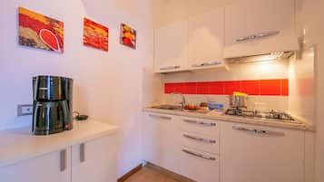 Departamento familiar, 1 habitación, junto a la montaña (Appartamento Secrel 1) | Cocina privada | Refrigerador, parrilla de estufa, cafetera y tetera y tetera eléctrica