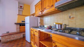 Family Apartment, Multiple Bedrooms, Mountainside (Appartamento Secrel 9) | Private kitchen | Fridge, stovetop, coffee/tea maker, electric kettle
