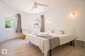 5 bedrooms, iron/ironing board, free WiFi