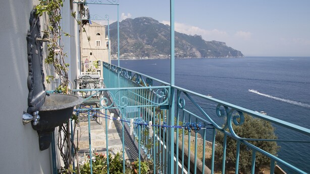 A balcony with a view of the sea and a mountain. - 2 Bed Flat - Sleeps 4 - Parking - Wifi (Ravello)