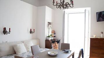 Apartment | Eigene Küche | Kühlschrank, Mikrowelle, Ofen, Herdplatte