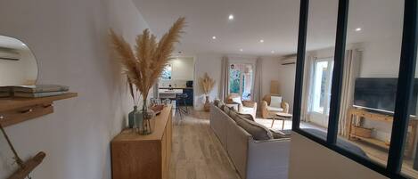 Smart-TV, bordtennis og bøker