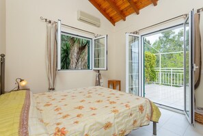 3 habitaciones, tabla de planchar con plancha, wifi y ropa de cama 