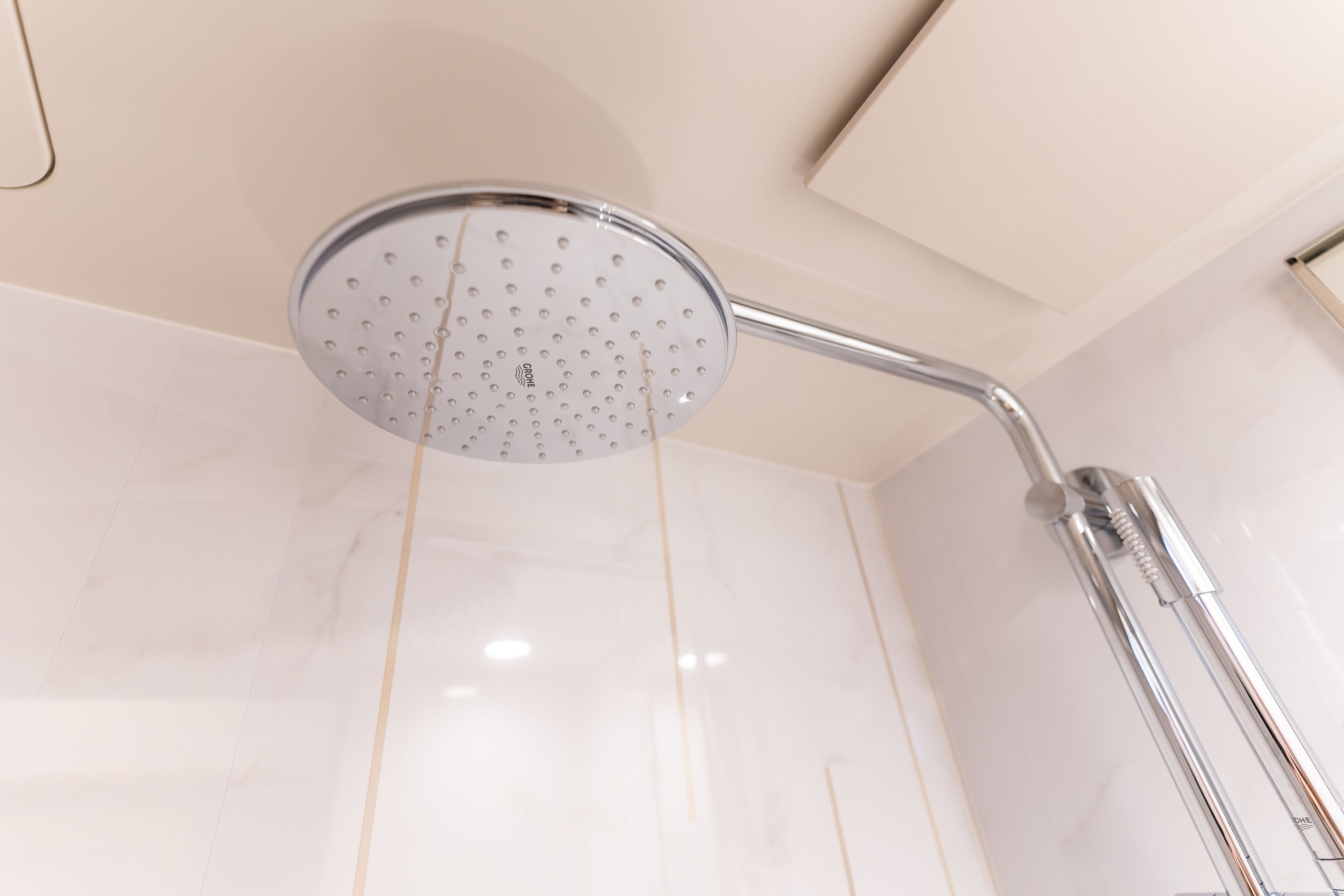 シャワー、ヘアドライヤー、タオル、トイレットペーパー